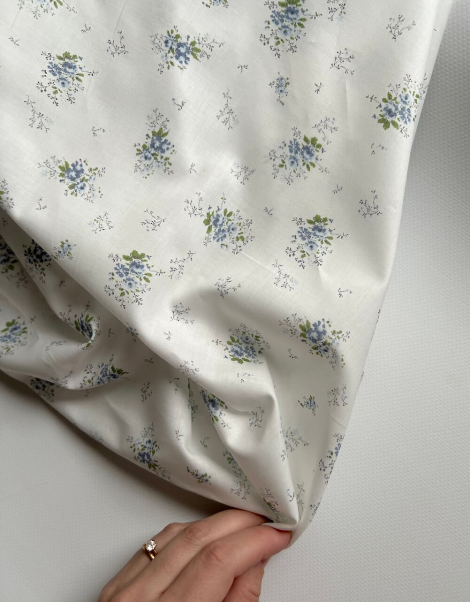 Romance - Batiste de coton BIO imprimé exclusif bleu