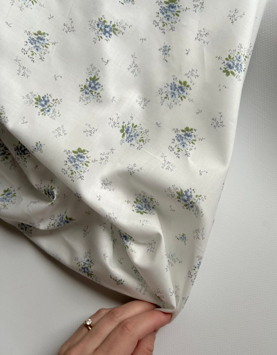 Romance - Batiste de coton BIO imprimé exclusif bleu