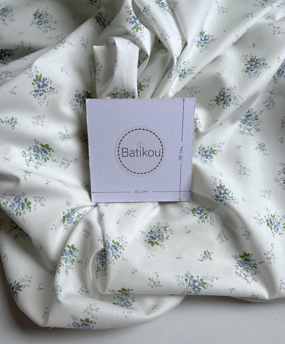 Romance - Batiste de coton BIO imprimé exclusif bleu
