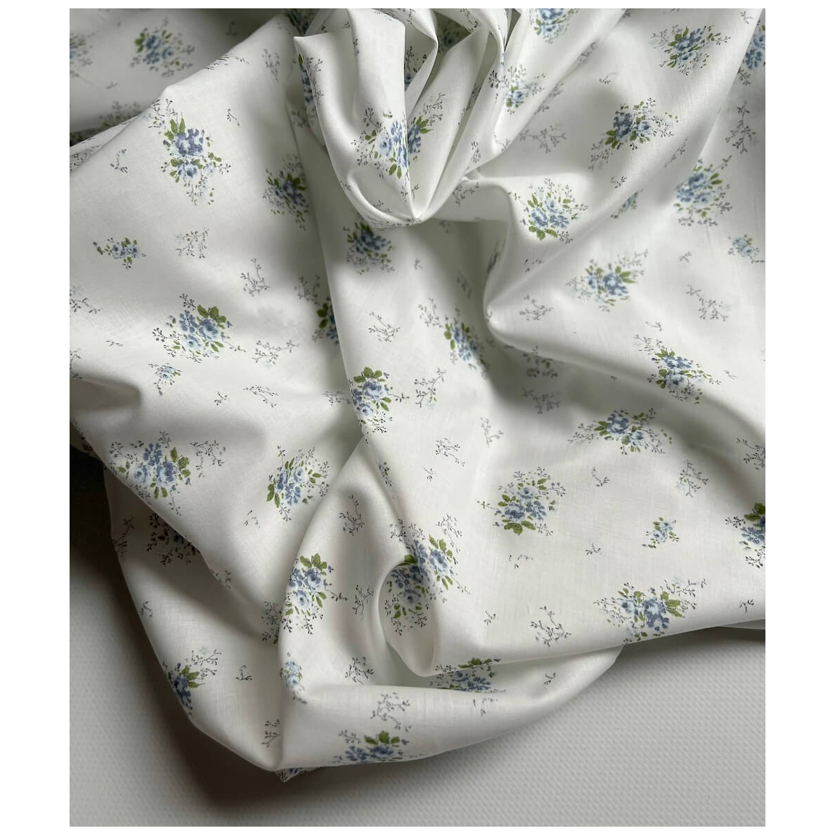 Romance - Batiste de coton BIO imprimé exclusif bleu