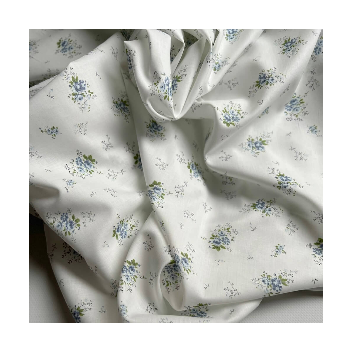 Romance - Batiste de coton BIO imprimé exclusif bleu