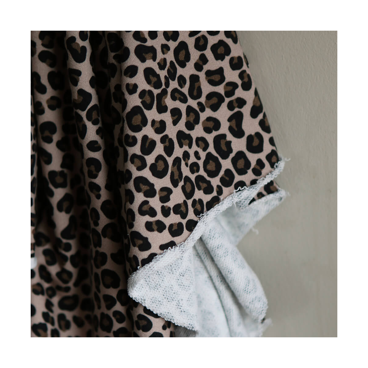 Lea - Tissu sweat exclusif graou noir et châtaigne fond beige poudré