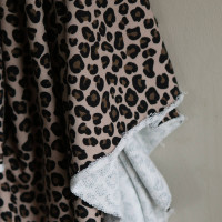 Lea - Tissu sweat exclusif graou noir et châtaigne fond beige poudré