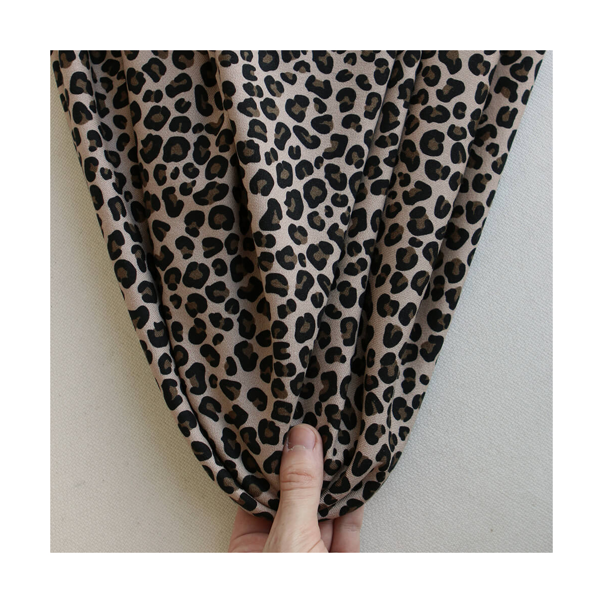 Lea - Tissu sweat exclusif graou noir et châtaigne fond beige poudré