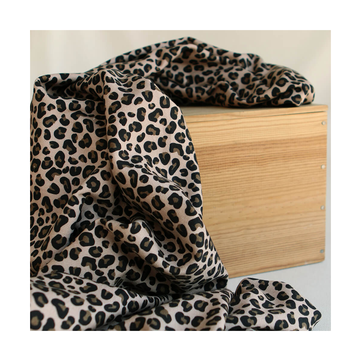 Lea - Tissu sweat exclusif graou noir et châtaigne fond beige poudré