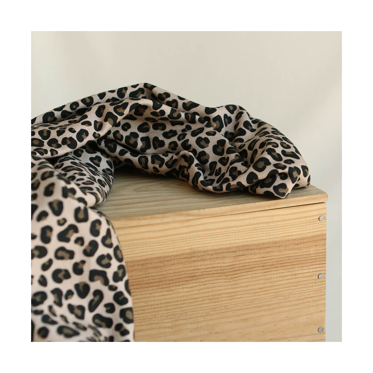 Lea - Tissu sweat exclusif graou noir et châtaigne fond beige poudré