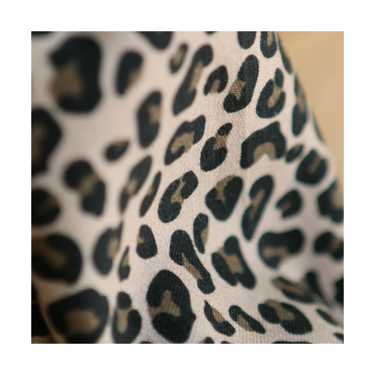 Lea - Tissu sweat exclusif graou noir et châtaigne fond beige poudré