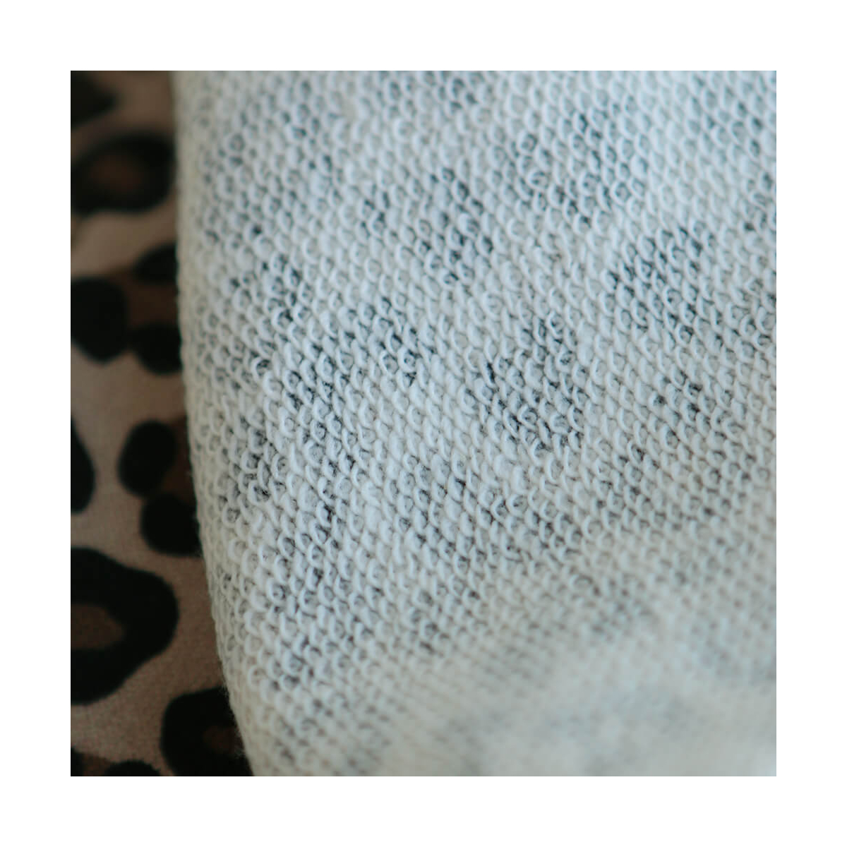 Lea - Tissu sweat exclusif graou noir et châtaigne fond beige poudré