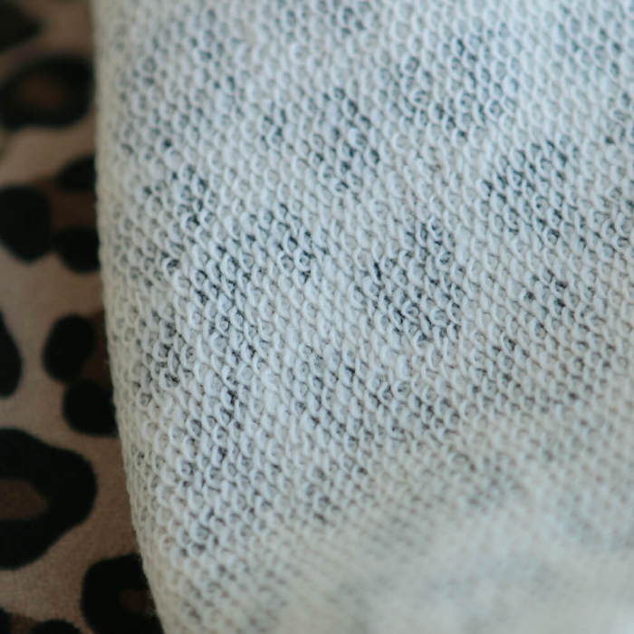 Lea - Tissu sweat exclusif graou noir et châtaigne fond beige poudré