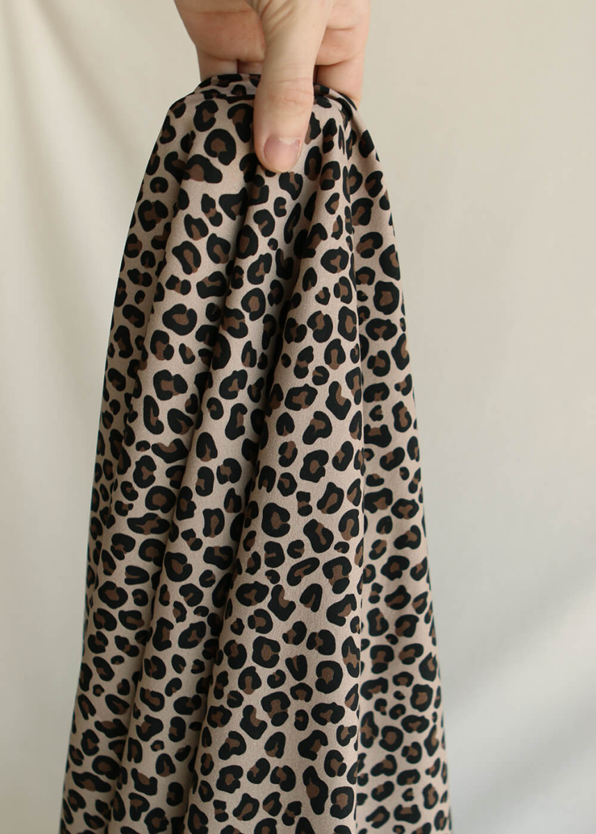 Lea - Jersey coton bio motif exclusif graou noir et brun châtaigne fond beige poudré