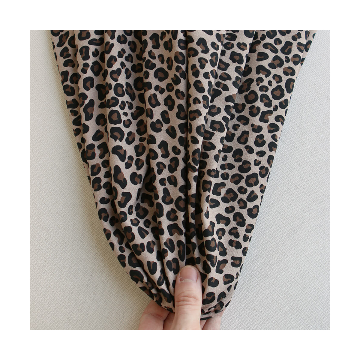 Lea - Jersey coton bio motif exclusif graou noir et brun châtaigne fond beige poudré