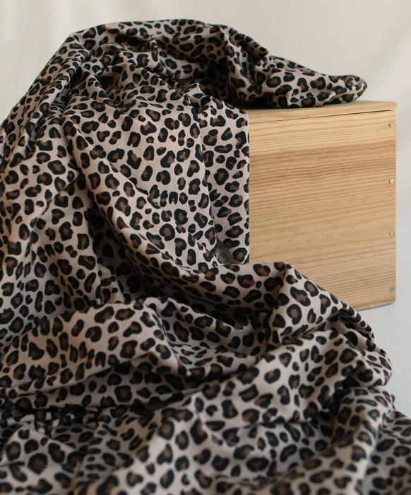 Lea - Jersey coton bio motif exclusif graou noir et brun châtaigne fond beige poudré