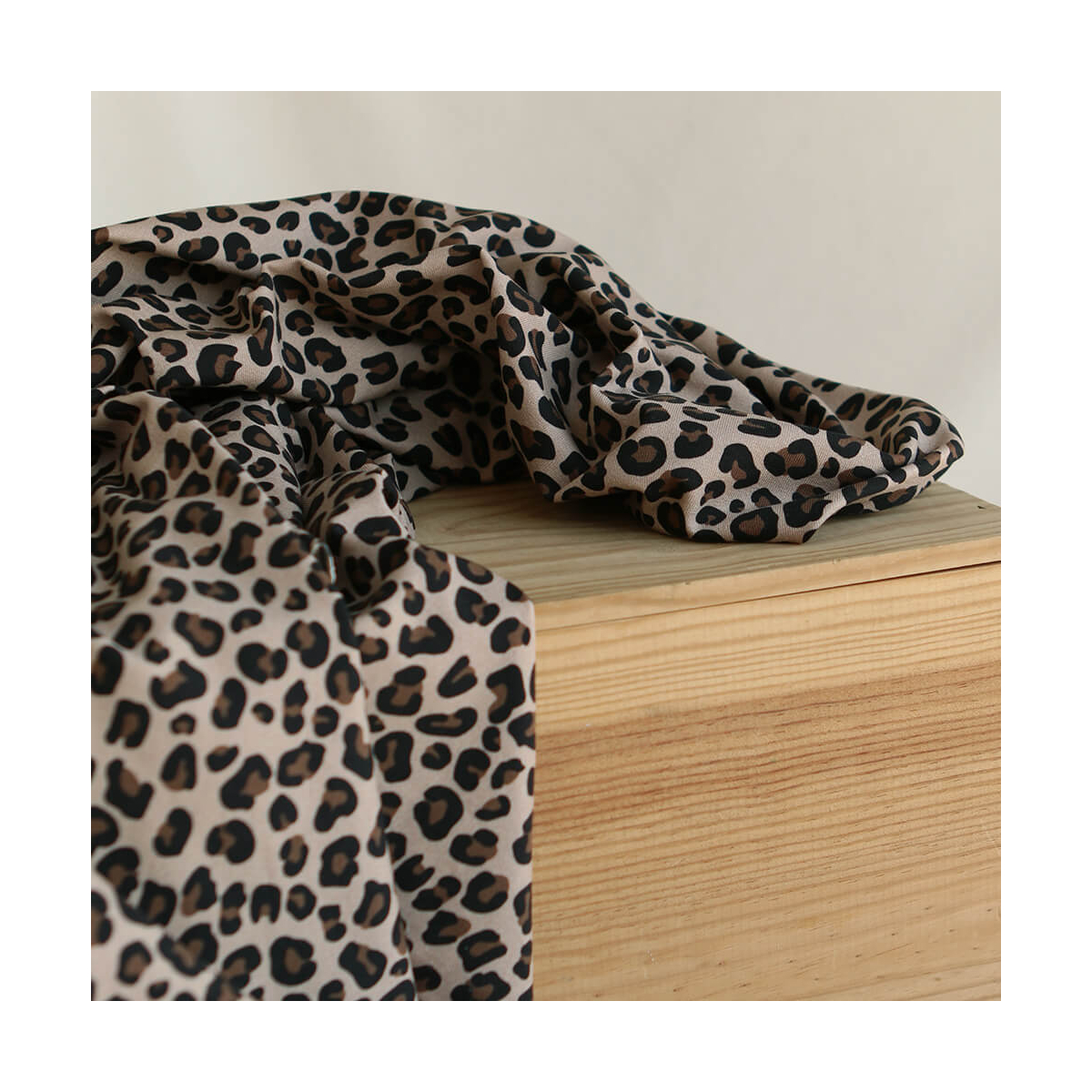 Lea - Jersey coton bio motif exclusif graou noir et brun châtaigne fond beige poudré