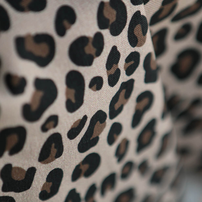 Lea - Jersey coton bio motif exclusif graou noir et brun châtaigne fond beige poudré