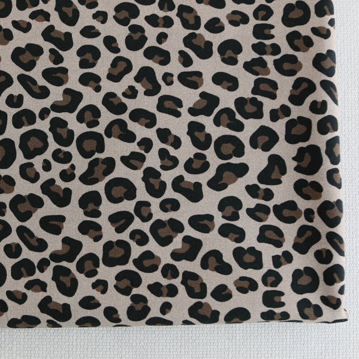 Lea - Jersey coton bio motif exclusif graou noir et brun châtaigne fond beige poudré