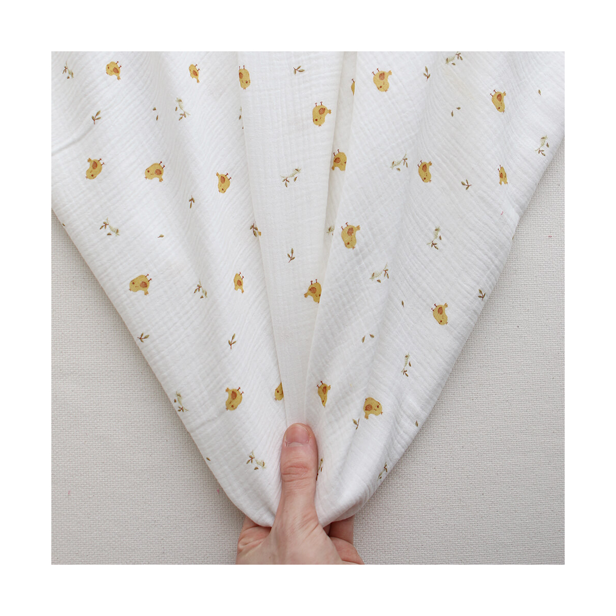 Carlito - Double gaze de coton motif fond blanc motif poussin