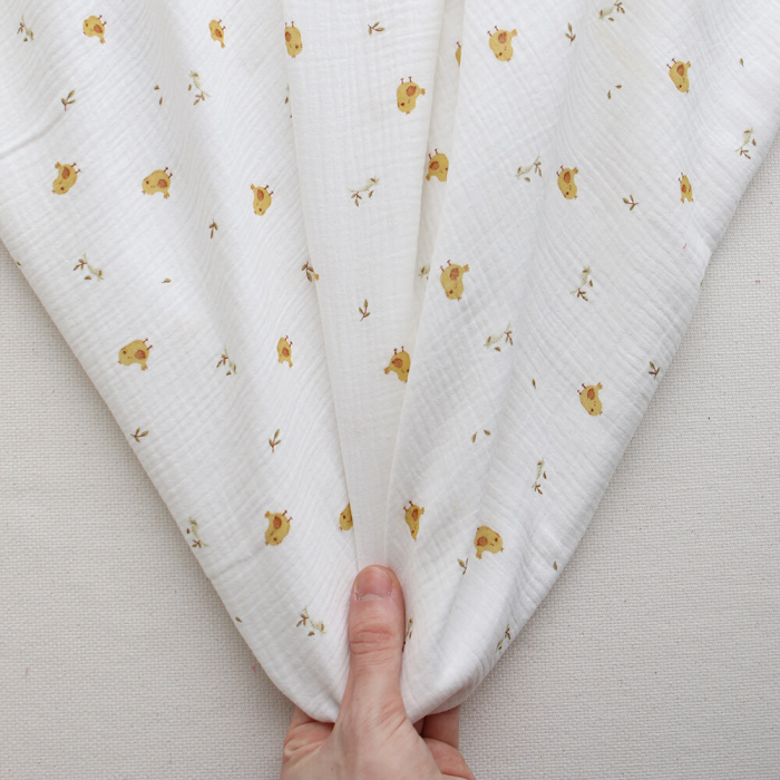 Carlito - Double gaze de coton motif fond blanc motif poussin