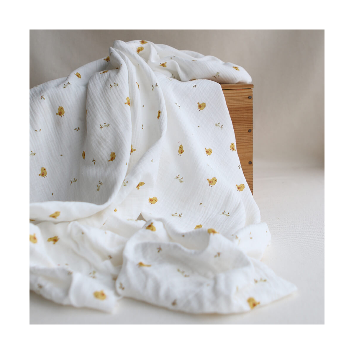 Carlito - Double gaze de coton motif fond blanc motif poussin