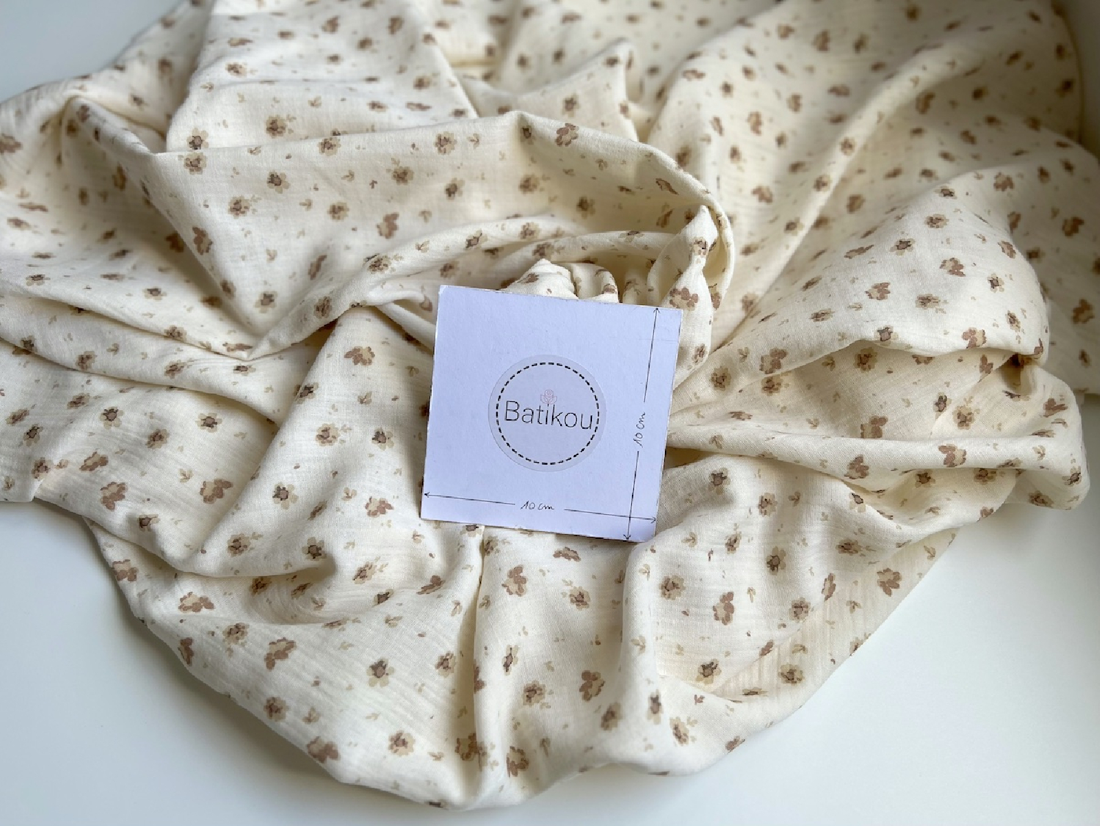 Lou - Double gaze de coton coloris fond écru imprimé taupe / beige Tissus issus de l'agriculture biologique  - 4