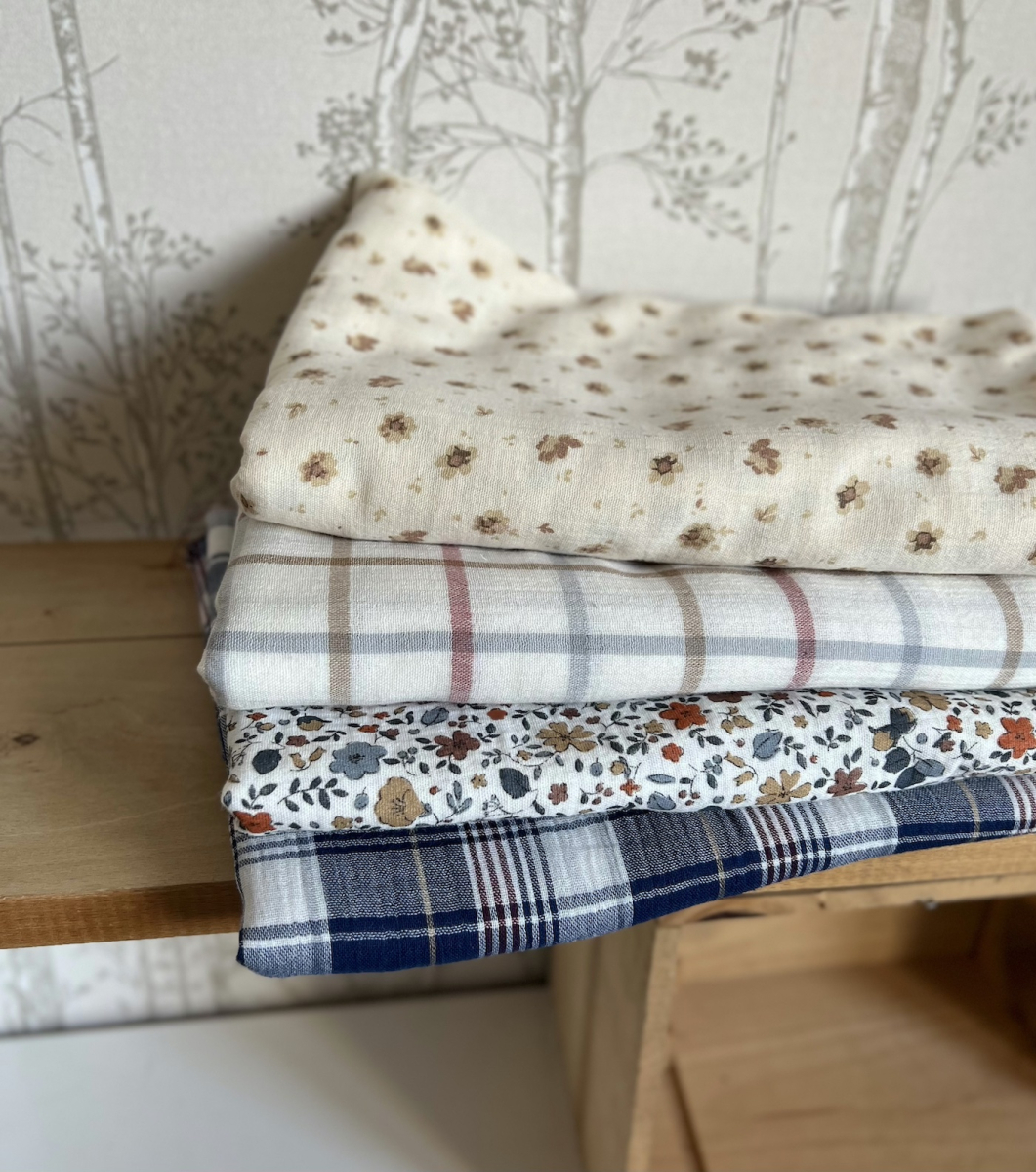 Lou - Double gaze de coton coloris fond écru imprimé taupe / beige Tissus issus de l'agriculture biologique  - 6