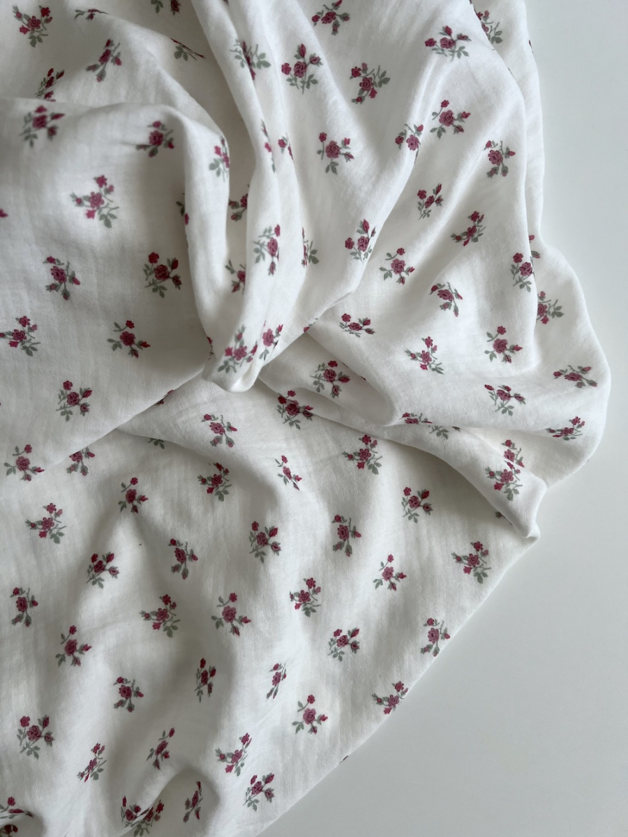 Celine - Double gaze de coton BIO blanc motif fleuri coloris figue Tissus issus de l'agriculture biologique  - 5