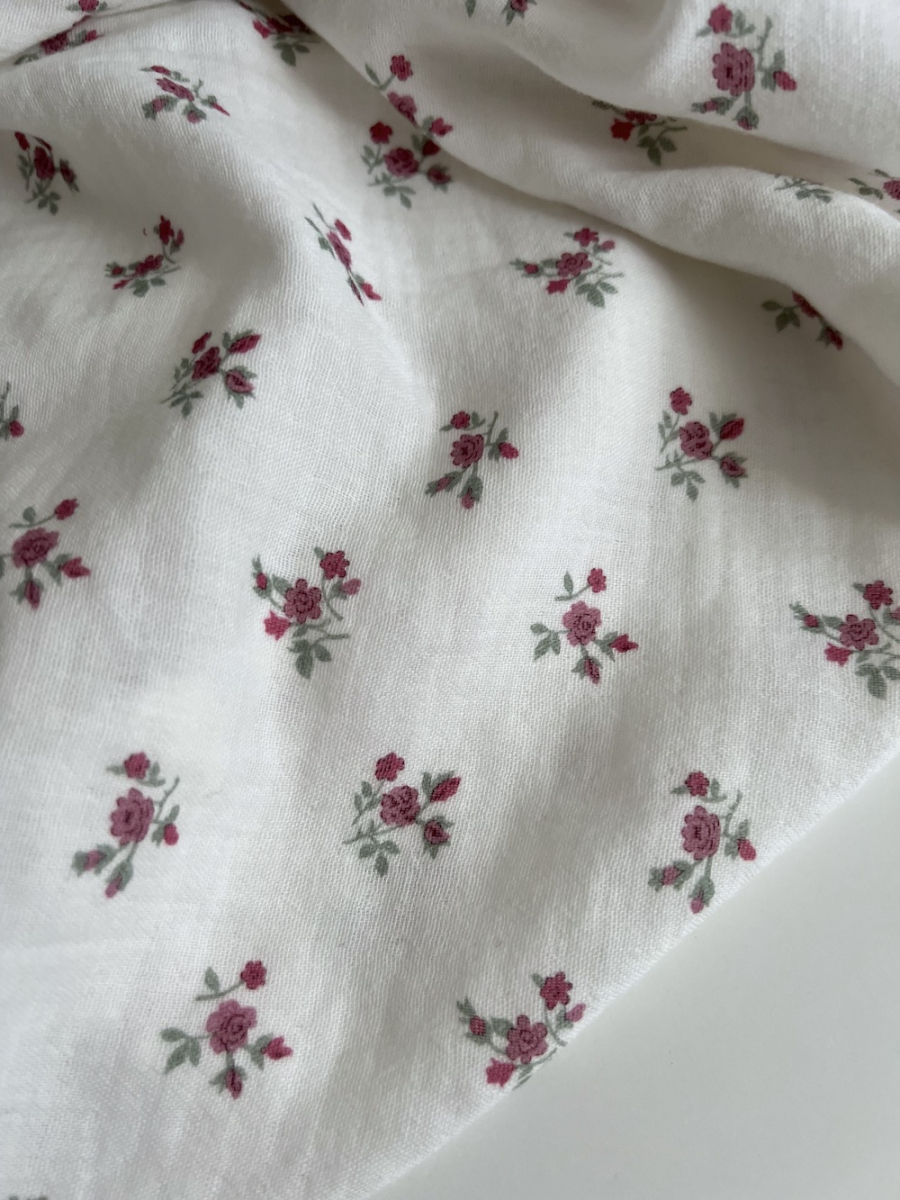 Celine - Double gaze de coton BIO blanc motif fleuri coloris figue Tissus issus de l'agriculture biologique  - 6