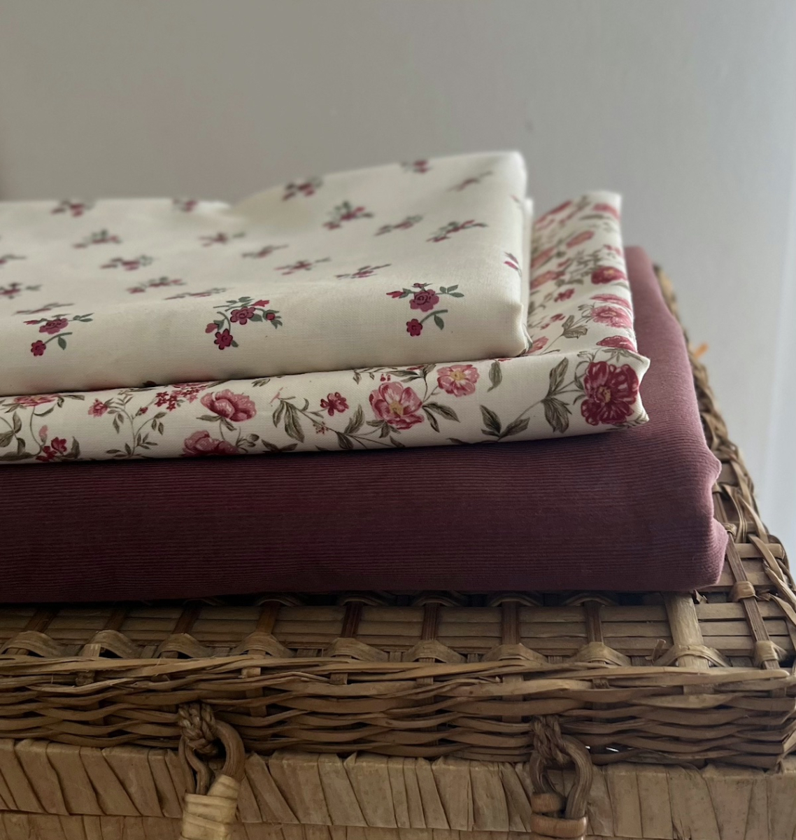 Celine - Double gaze de coton BIO blanc motif fleuri coloris figue Tissus issus de l'agriculture biologique  - 10