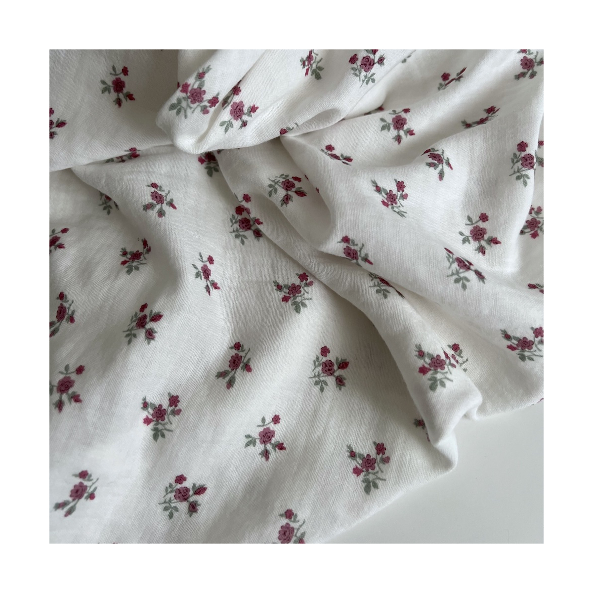 Celine - Double gaze de coton BIO blanc motif fleuri coloris figue Tissus issus de l'agriculture biologique  - 1