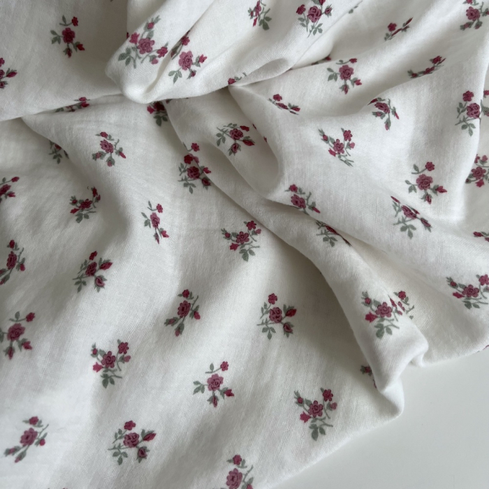 Celine - Double gaze de coton BIO blanc motif fleuri coloris figue Tissus issus de l'agriculture biologique  - 1