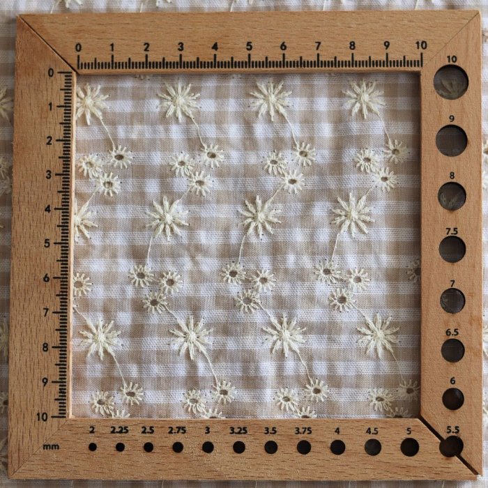 Seersucker / Coton gaufré vichy blanc et sable broderie