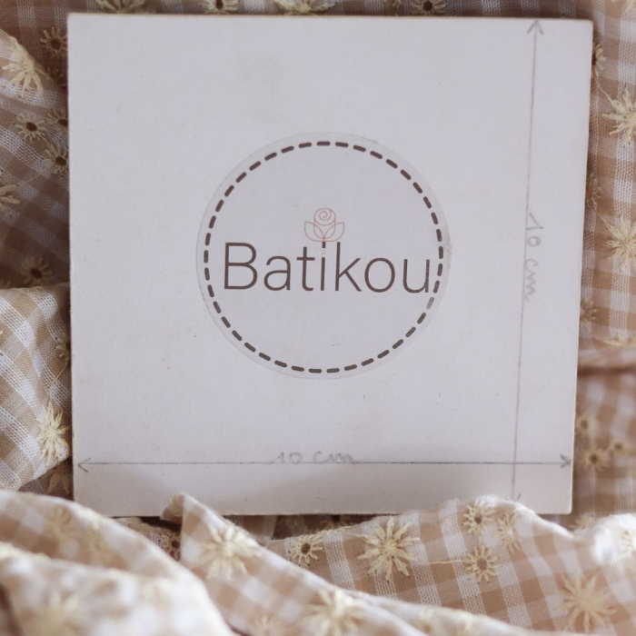 Seersucker / Coton gaufré vichy blanc et sable broderie