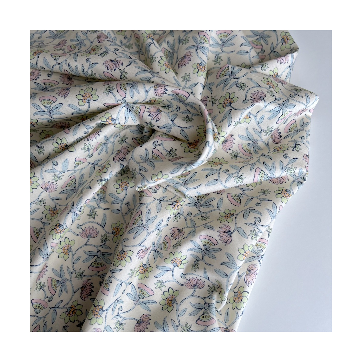 India - Popeline de coton BIO imprimé fleurs indiennes Tissus issus de l'agriculture biologique  - 1