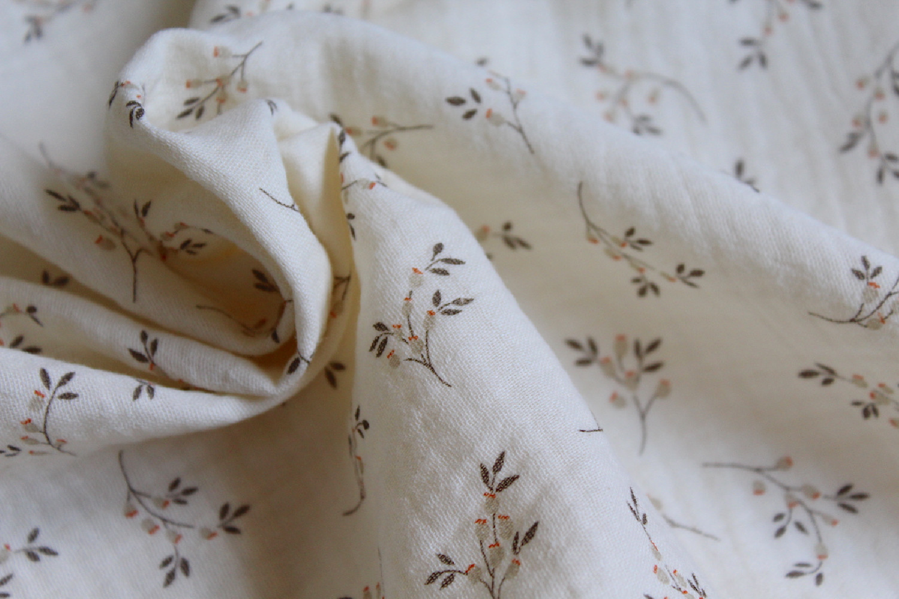 Thaïs - Double gaze de coton BIO écru à motifs fleuris Tissus issus de l'agriculture biologique  - 2