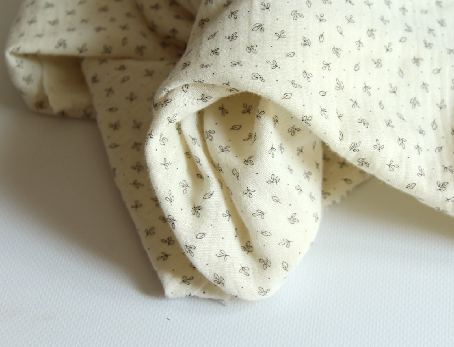 Double gaze de coton BIO écru motifs feuilles