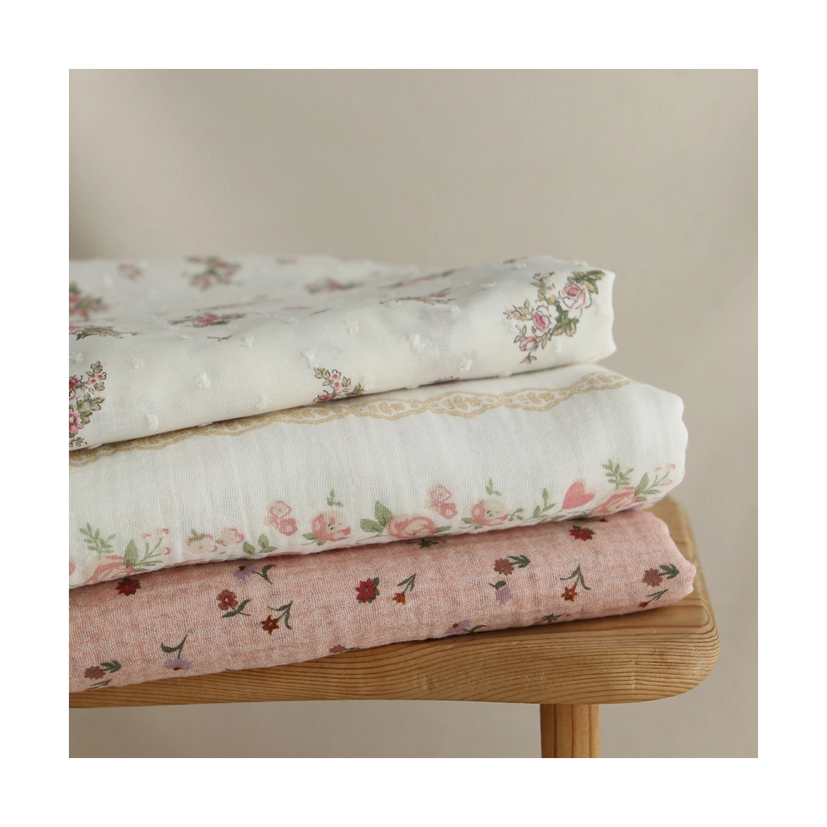 Agatha - Double gaze de coton motif fond blanc motif vert, beige et rose