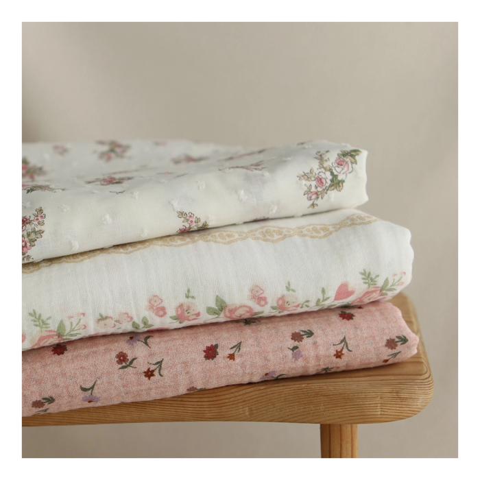 Agatha - Double gaze de coton motif fond blanc motif vert, beige et rose