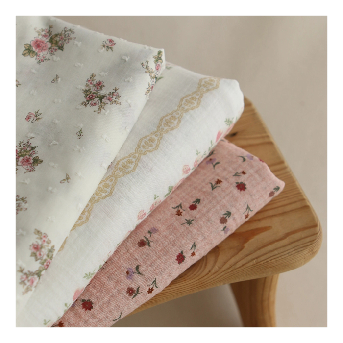 Agatha - Double gaze de coton motif fond blanc motif vert, beige et rose