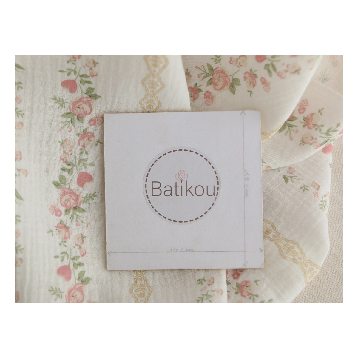 Agatha - Double gaze de coton motif fond blanc motif vert, beige et rose