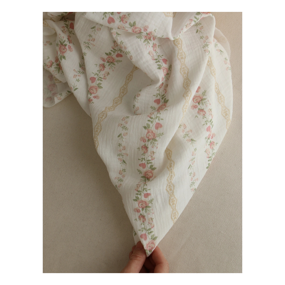 Agatha - Double gaze de coton motif fond blanc motif vert, beige et rose