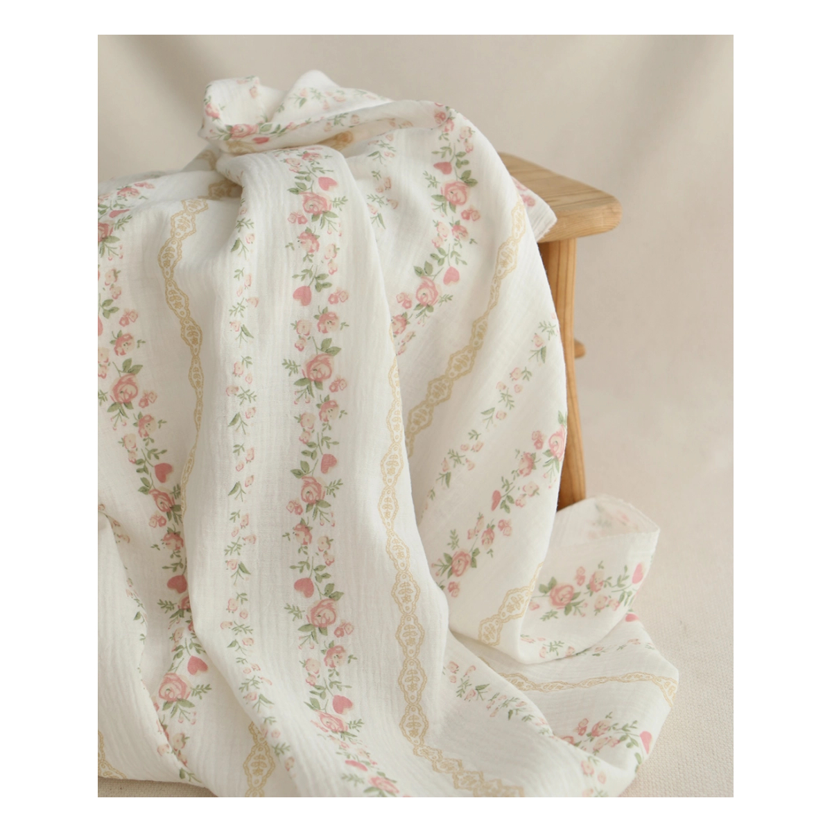 Agatha - Double gaze de coton motif fond blanc motif vert, beige et rose