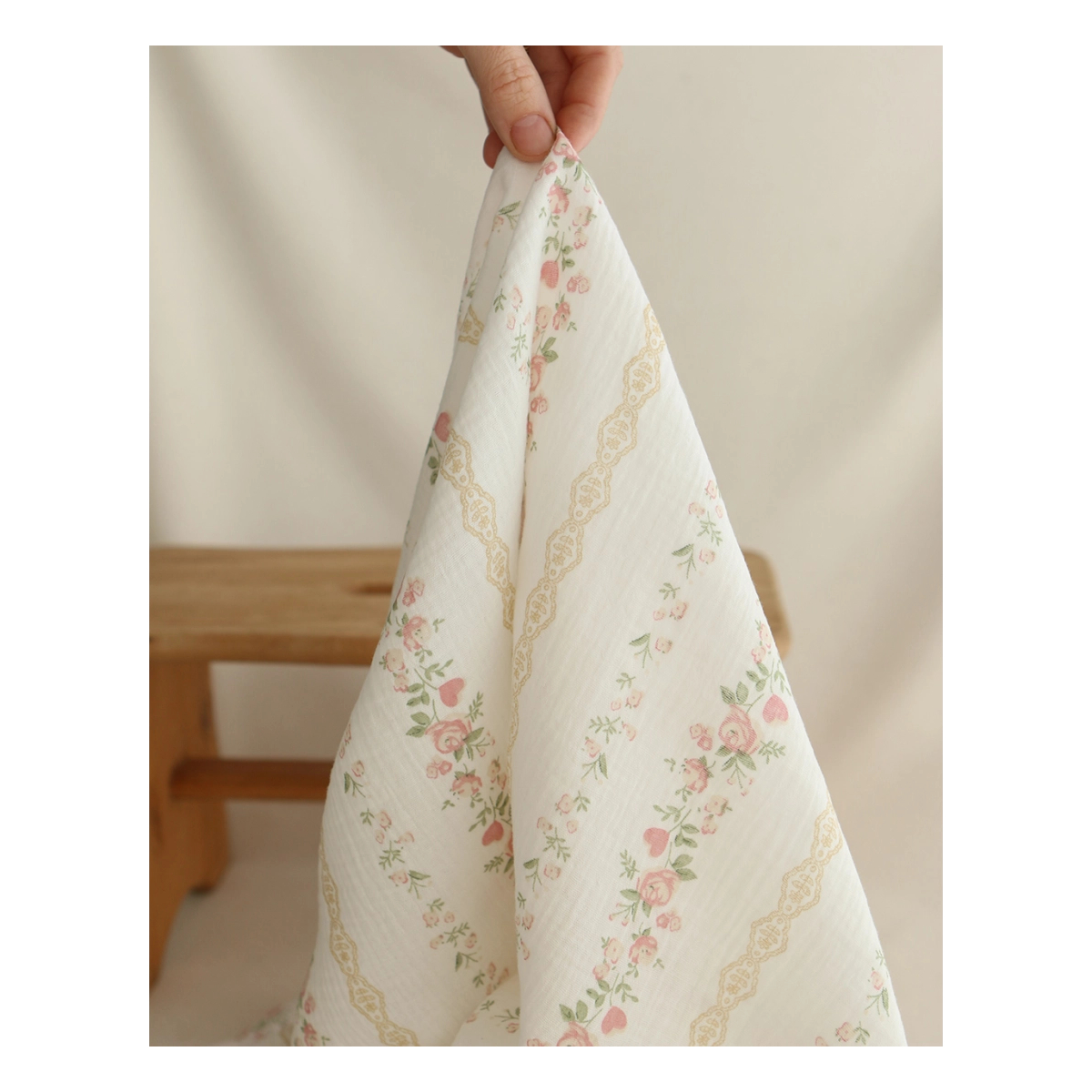Agatha - Double gaze de coton motif fond blanc motif vert, beige et rose