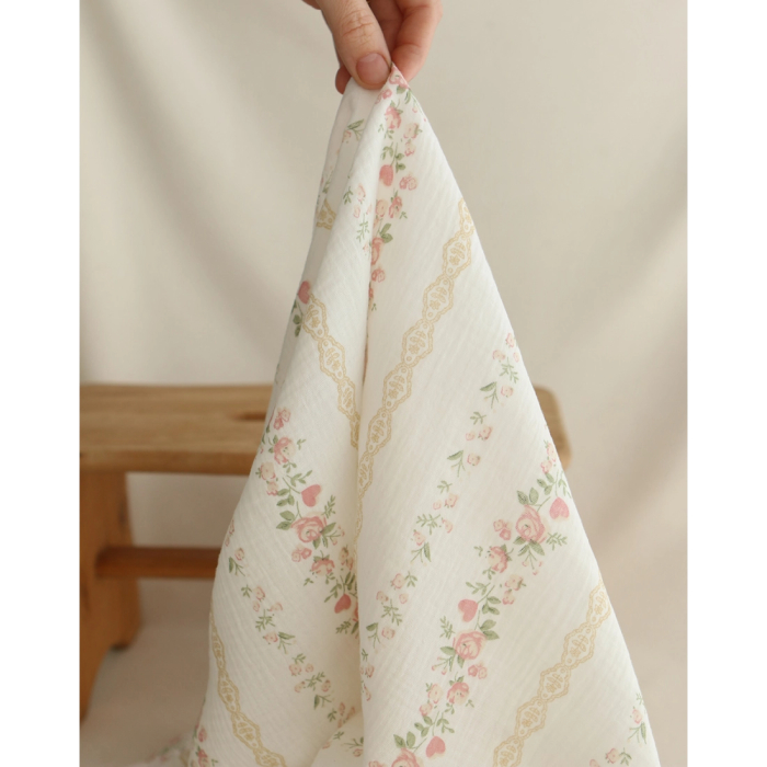 Agatha - Double gaze de coton motif fond blanc motif vert, beige et rose