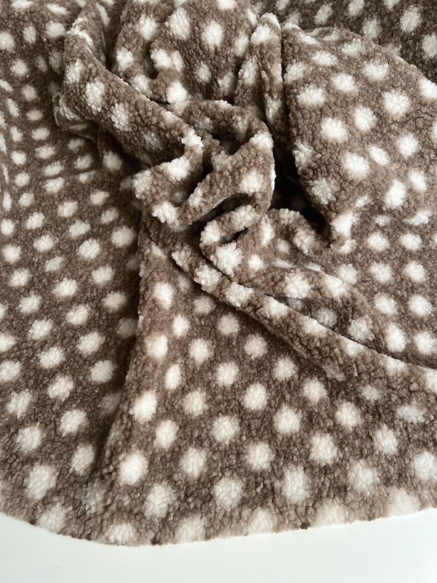 Teddy Sherpa bouclé fond taupe clair motif pois écru Mailles - 2