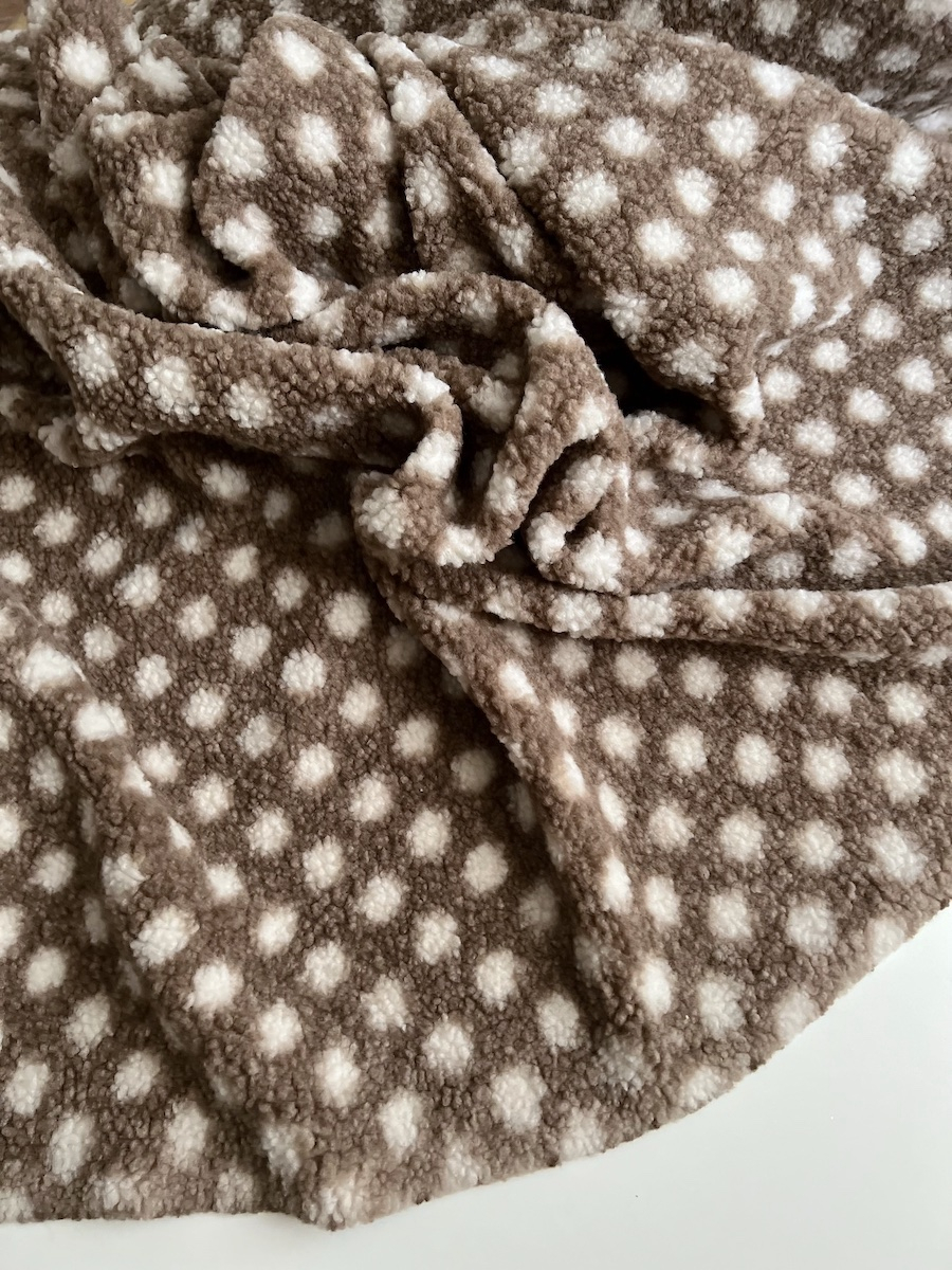 Teddy Sherpa bouclé fond taupe clair motif pois écru Mailles - 7