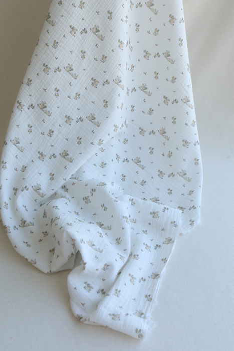 Yuki - Double gaze de coton fond blanc motif petits lapins beige