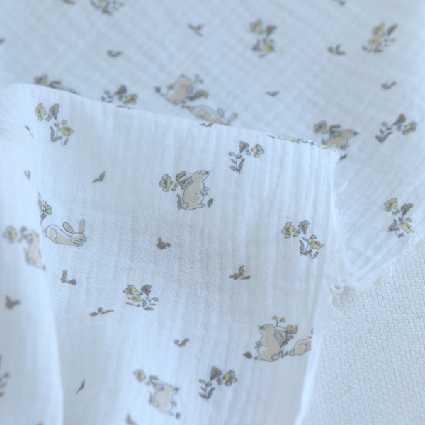 Yuki - Double gaze de coton fond blanc motif petits lapins beige 2