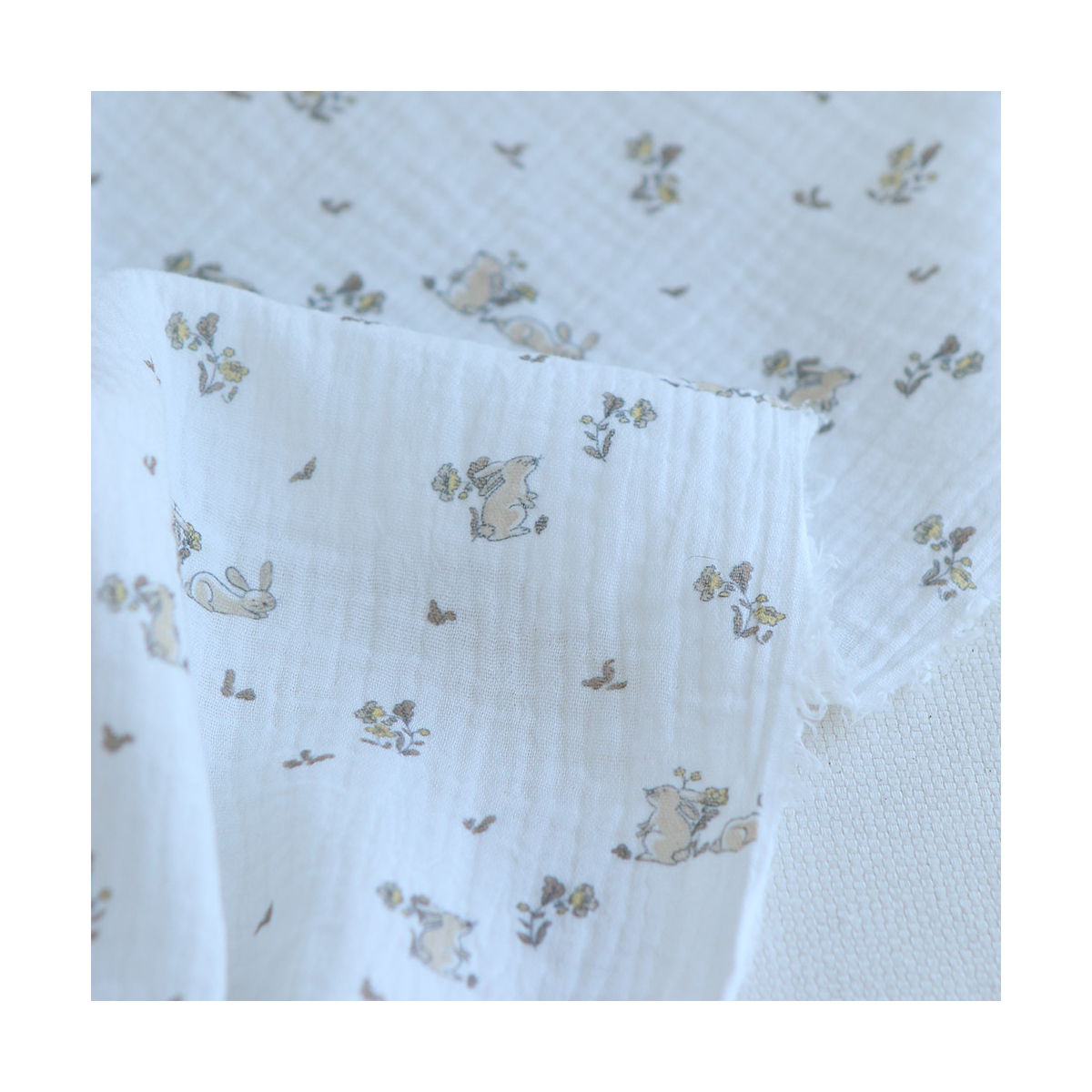 Yuki - Double gaze de coton fond blanc motif petits lapins beige