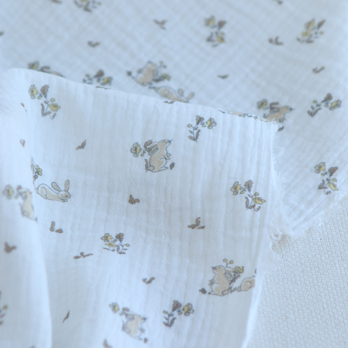 Yuki - Double gaze de coton fond blanc motif petits lapins beige