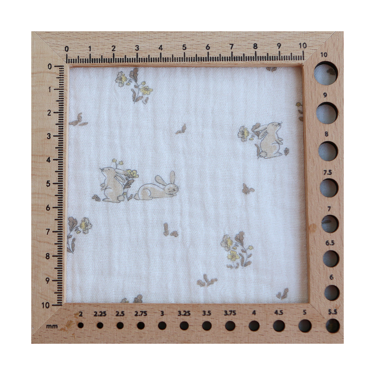 Yuki - Double gaze de coton fond blanc motif petits lapins beige