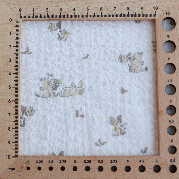 Yuki - Double gaze de coton fond blanc motif petits lapins beige